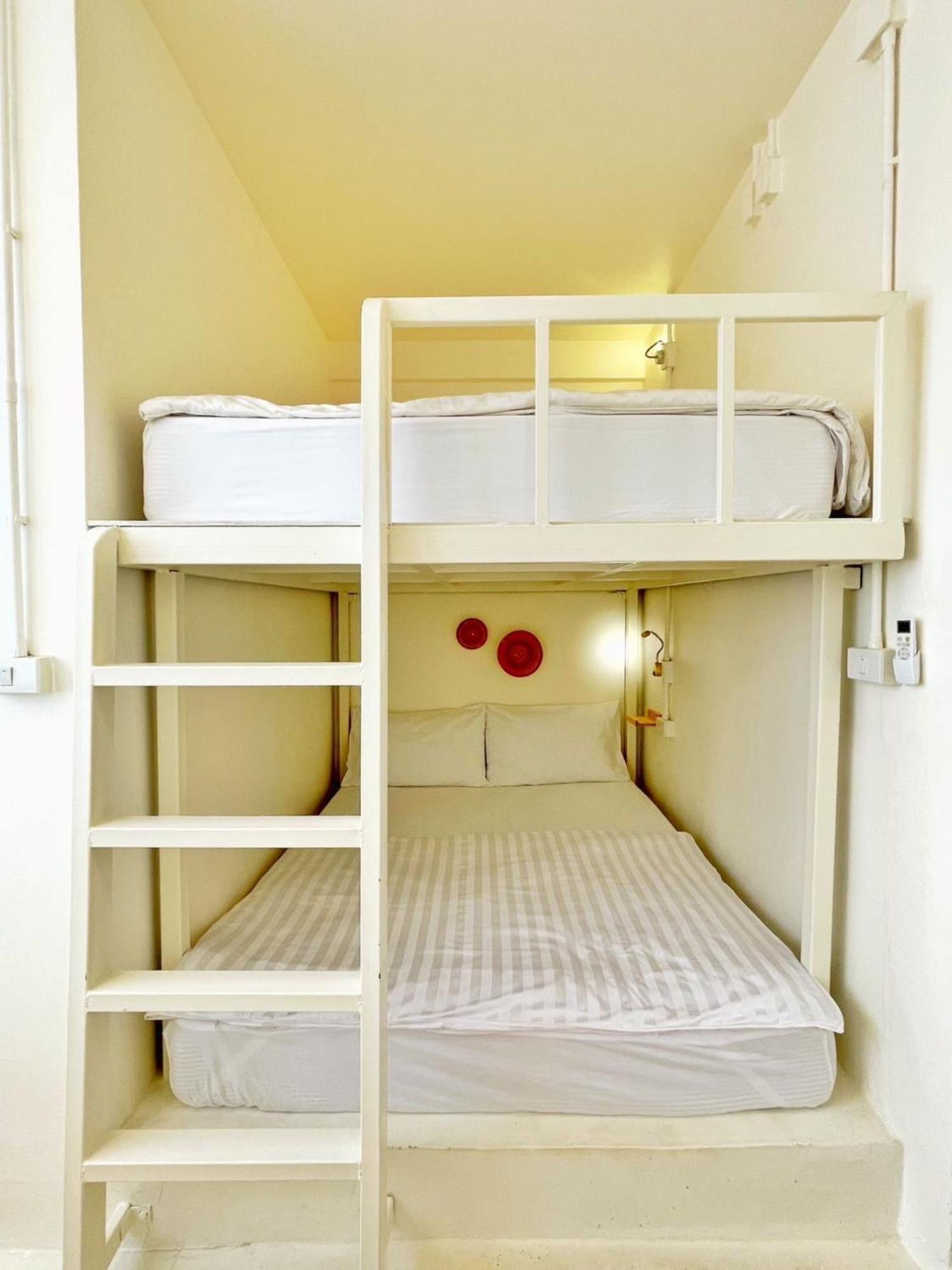 Purr Hostel Phuket Buitenkant foto
